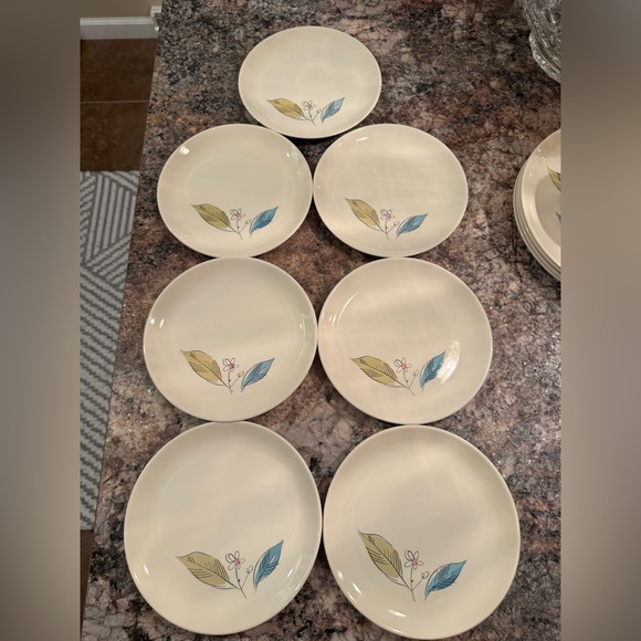 Vintage Salem China Company dinnerware in the "Biscayne" pattern - Picture 9 of 16